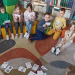Zdjęcie 16 W bibliotece uczniowie klasy 1b siedzą na dywanie. Oglądają pocztówki o uczuciach..jpg
