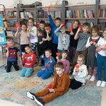 Zdjęcie 21 W bibliotece klasa 1d pozuje do zdjęcia grupowego. W tle półki z książkami..jpg