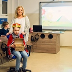 Chłopiec w przebraniu króla pozuje do zdjęcia z nauczycielką..jpg