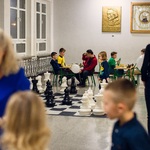 Dzieci na szkolnym korytarzu poznają roboty Qubo..jpg