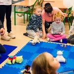 Grupa dzieci programuje roboty Photon..jpg