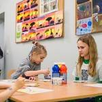 Grupa dziewczynek maluje farbami w jednej z sal edukacji wczesnoszkolnej..jpg