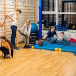 Grupa uczniów i zaproszonych gości zapoznaje się ze sprzętem w sali integracji sensorycznej..jpg