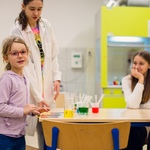 Grupa uczniów podczas wykonywania doświadczenia w sali chemicznej..jpg
