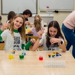 Grupa uczniów tworzy tęczę w próbówce w sali chemicznej..jpg