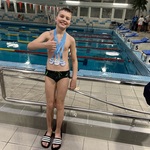 Chłopiec z medalami pozuje do zdjęcia.jpg