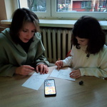 Dziewczynka próbuje rysować według instrukcji.