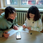 Dziewczyna ze starszą koleżanką uczy sie rysunku.