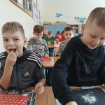 chłopiec próbuje soli_ drugi sypie sól na kartkę.jpg