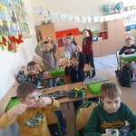 Chłopcy prezentuja otrzymane breloczki.jpg
