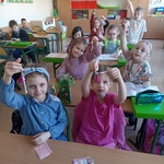 Dziewczynki prezentuja otrzymane breloczki.jpg