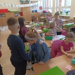 Chłopcy częstują dziewczynki słodyczami.jpg