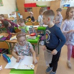Dzieci chodzą po klasie i rozdają prezenciki.jpg