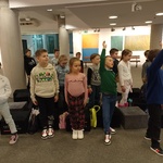 Dzieci zgłaszają się do odpowiedzi i biorą aktywny udział w zajęciach..jpg