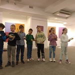 Uczniowie grają na instrumentach perkusyjnych.jpg