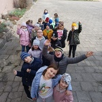 klasa II na podwórku szkolnym.jpg