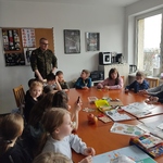 Grupa dzieci słucha opowieści o pracy żołnierzy..jpg