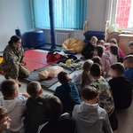 Uczniowie słuchają wskazówek dotyczących właściwego udzielania pierwszej pomocy..jpg