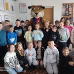 Uczniowie pozują do zdjęcia z maskotką 18 Pułku Rozpoznawczego..jpg