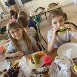 Grupa dzieci próbuje przygotowane przez siebie zdrowe przekąski..JPG