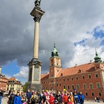 Zdjęcie grupowe na tle Kolumny Zygmunta i Zamku Królewskiego.jpg