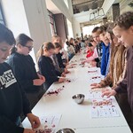 Czwartoklasiści ozdabiają własne tabliczki czekolady.jpg
