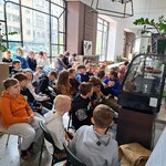 Czwartoklasiści słuchają wykładu o powstawaniu czekolady.jpg
