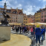 Uczniowie patrzą na Syrenkę Warszawską.jpg