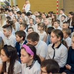 Duża grupa uczniów ogląda przedstawienie.jpg