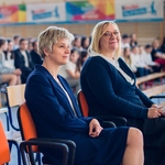 Dwie kobiety siedzą na krzesłach.jpg
