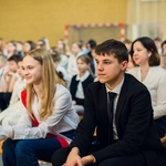 Uczniowie z pocztu sztandarowego siedzą.jpg