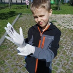 Chłopiec zakłada gumowe rękawiczki.jpg