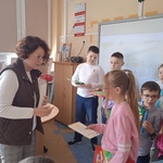 Przewodnicząca jury wręcza dyplom zdobywczyni 2 miejsca (1).jpg