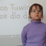 Uczennica recytuje wiersz Zosia Samosia.jpg