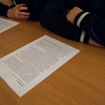 Uczniowie czytają tekst.jpg