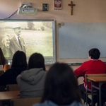 Uczniowie oglądają film.jpg