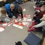 Dzieci układają ogromne puzzle - godło Polski.jpg