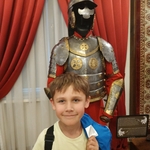 uczeń na tle zbroi husarii.jpg