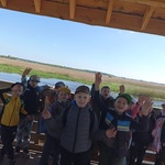 Uczniowie klasy 1 b podziwiają krajobraz z punktu widokowego.jpg