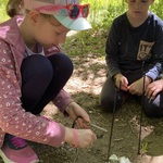 Dzieci próbują rozpalić mini ognisko. (2).jpg