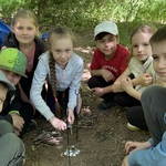 Dzieci próbują rozpalić mini ognisko. (3).jpg