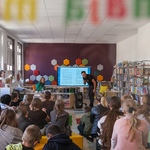 Zdjęcie 10 W bibliotece siedzą uczniowie z kl. 6. Słuchają prezentacji książki..jpg