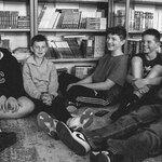 Zdjęcie 8 Uczniowie siedzą na dywanie w bibliotece_ w tle półki z książkami..jpg
