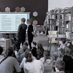 Zdjęcie 14  W bibliotece siedzą na pufach uczniowie z kl. 5_ uczestniczą w spotkaniu autorskim..jpg
