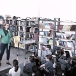 Zdjęcie 12 W bibliotece siedzą uczniowie z kl. 5. Uczestniczą w spotkaniu autorskim.jpg