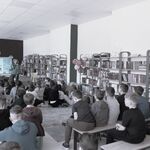 Zdjęcie 13 W bibliotece siedzą na pufach i dywanie uczniowie z kl. 5_ uczestniczą w spotkaniu autorskim..jpg