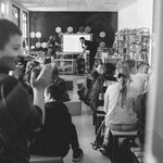 Zdjęcie 11 W bibliotece siedzą uczniowie. Uczestniczą w spotkaniu autorskim..jpg