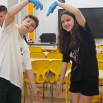 dwoje uczniów układających serduszko z dłoni.jpg