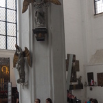 Dwie uczennice pod figurą anioła w Kościele Mariackim w Gdańsku.JPG