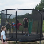 Dwoje uczniów na trampolinie.JPG